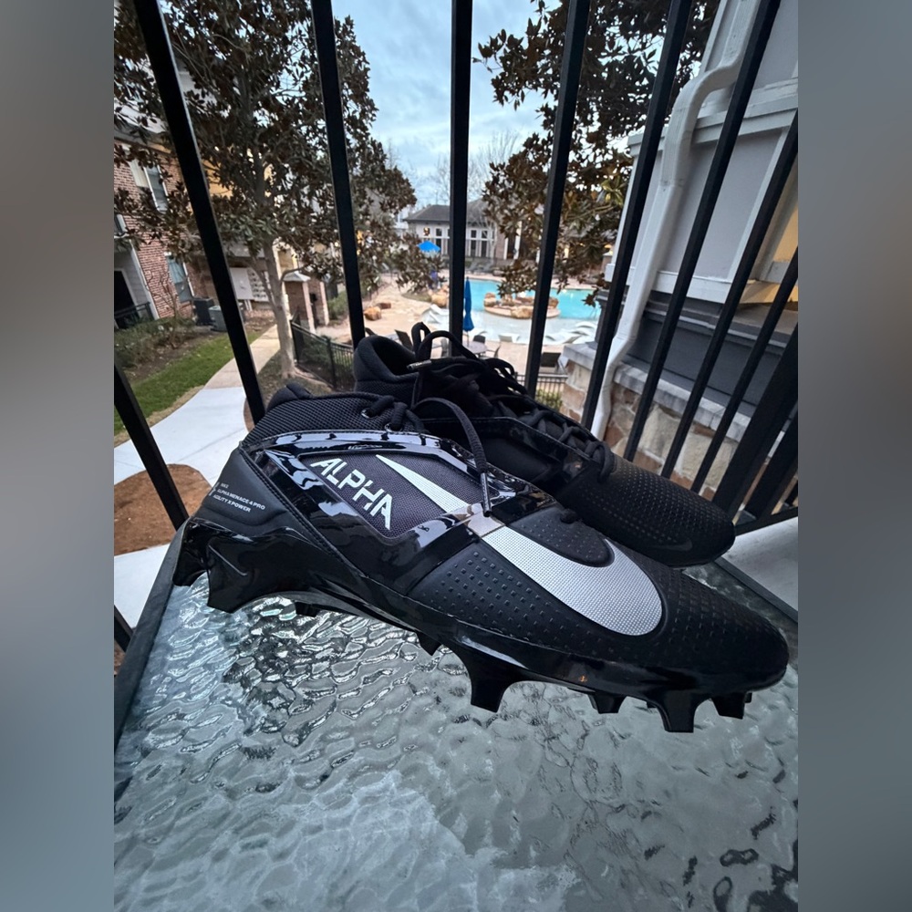 Nike ALPHA MENACE 4 PRO Soccer Cleats, Black/Metallic Silver, Men’s Size 11 - Picture 1 of 8